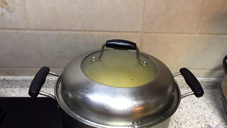 蒸饺,盖上蒸笼盖和锅盖，蒸15分钟后焖3分钟即可