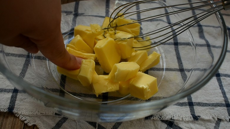 黄油曲奇,软化至用手指可以轻易戳个洞