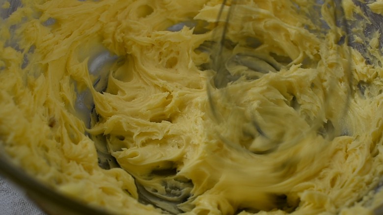 黄油曲奇,再用电动打蛋器将黄油打发，至体积膨胀，颜色变白就可以啦