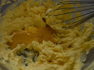 黄油曲奇,充分融合后再加入剩余蛋液，搅打均匀