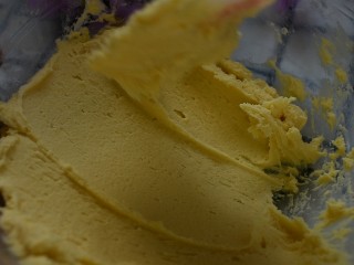 黄油曲奇,直至无干粉颗粒，细腻的霜状即可装入裱花袋