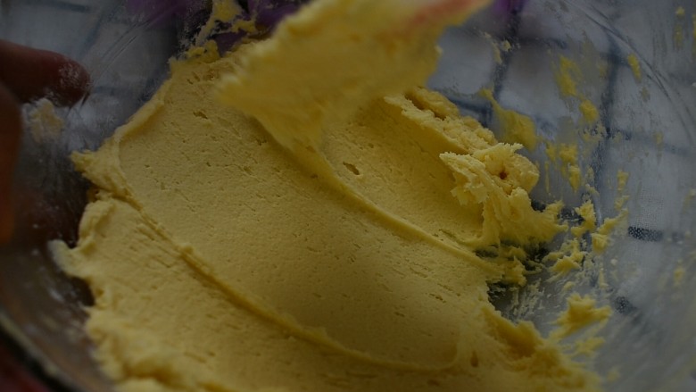 黄油曲奇,直至无干粉颗粒，细腻的霜状即可装入裱花袋