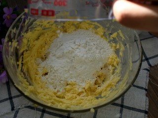 黄油曲奇,然后将低筋面粉倒进去