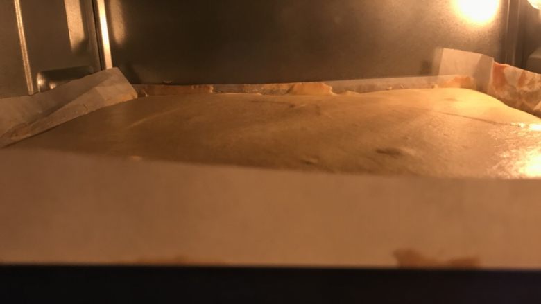 椰蓉紫薯蛋糕,烤盘中提前放好油纸，将蛋糊倒入到烤盘中，抹平表面。我用的是28×28大小的烤盘，四个鸡蛋做出来刚好！