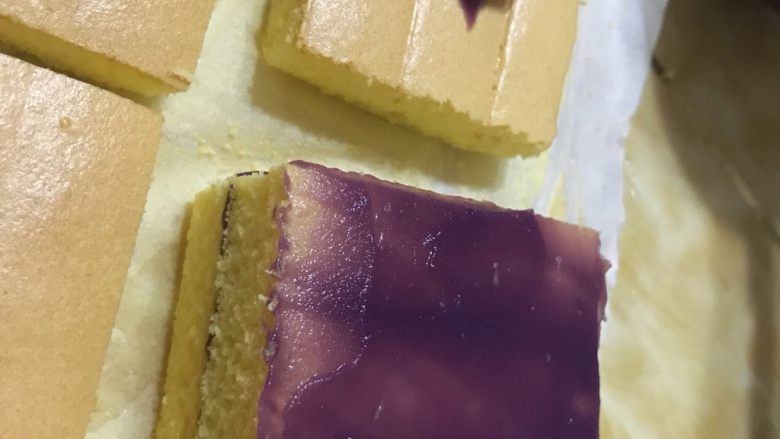 椰蓉紫薯蛋糕,每片蛋糕抹一层紫薯糊。
