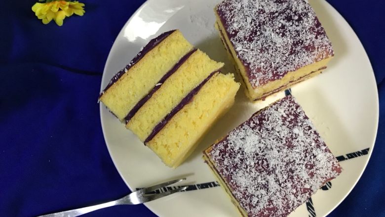 椰蓉紫薯蛋糕,将三片蛋糕叠起来，表层撒上<a style='color:red;display:inline-block;' href='/shicai/ 630'>椰蓉</a>。切开即可食用。吃起来味道很不错哦，健康美味你懂得😋😋😋