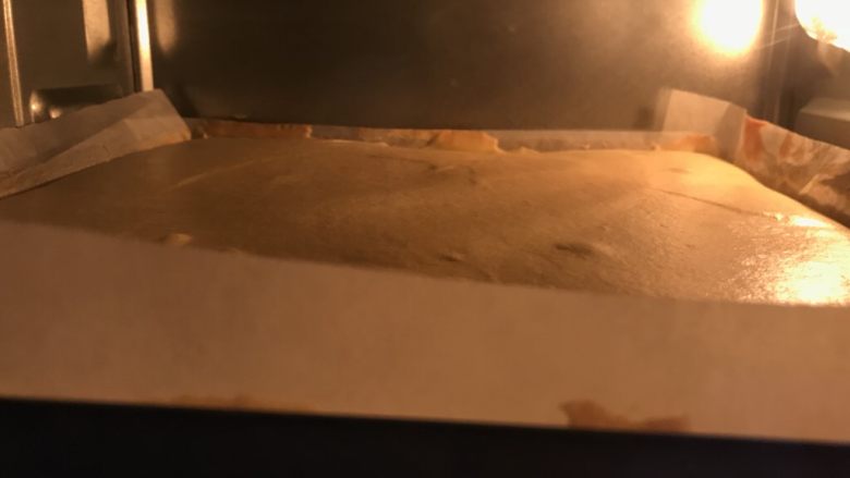 椰蓉紫薯蛋糕,预热好的烤箱，中层165度20分钟左右。