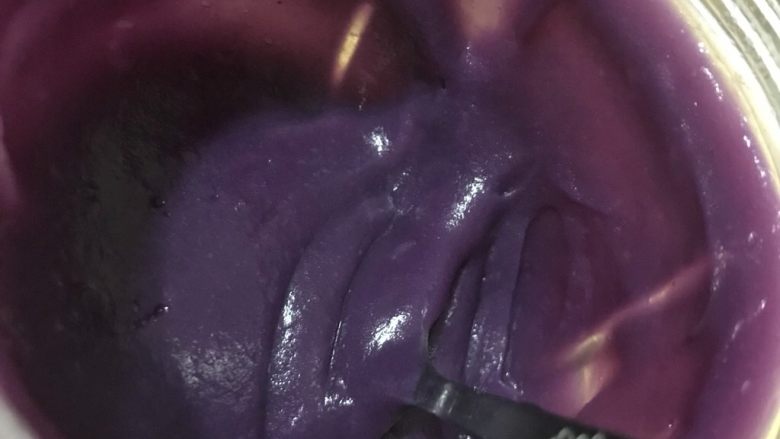 椰蓉紫薯蛋糕,<a style='color:red;display:inline-block;' href='/shicai/ 2643'>紫薯</a>，提前蒸熟。去皮后加适量开水用料理机打成细腻的糊状。也可以加山药，刚好家里没有了就没添加。