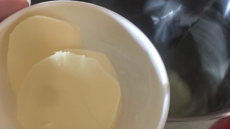 胚芽吐司,加入黄油。