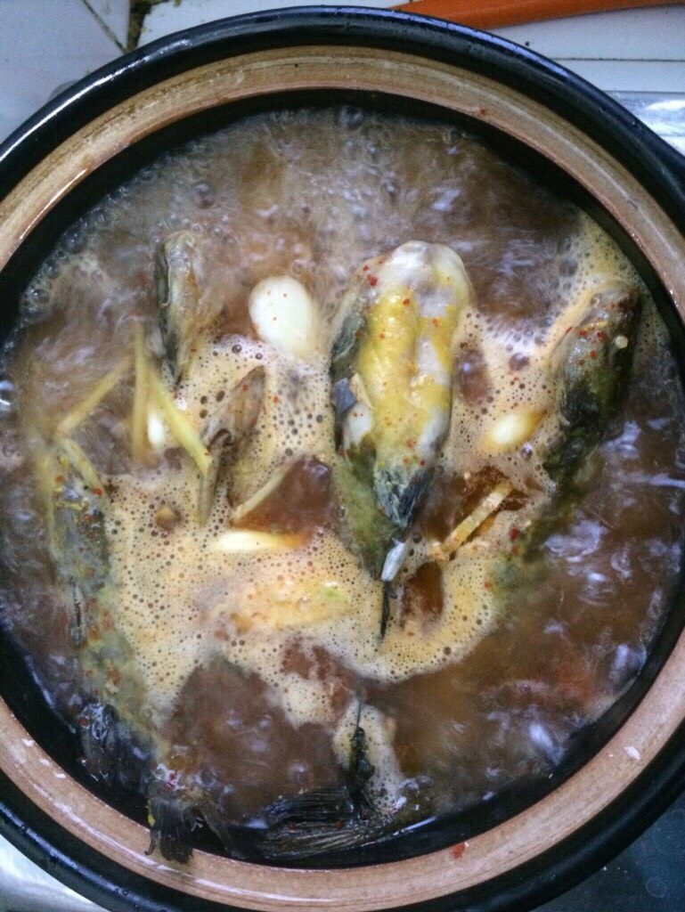 紫苏黄骨鱼汤,换个砂锅继续熬煮鱼汤。