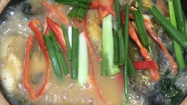 紫苏黄骨鱼汤,撒入辣椒丝、紫苏和葱段，焖煮10分钟调味即可。