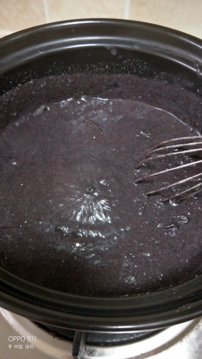 香浓黑芝麻糊,边煮边不停的搅拌，直到煮开煮浓稠，如果太稠可以加适量开水