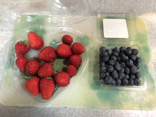 碧翠思慕雪,草莓，蓝莓清洗干净后备用