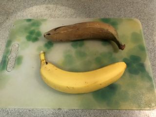 碧翠思慕雪,冷冻香蕉包皮切块放入料理机，新鲜香蕉切片待用，