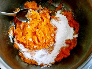 做饼+南瓜饼,在南瓜泥中少量多次加入糯米粉搅拌均匀。