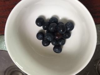 水果酸奶,蓝莓备着。