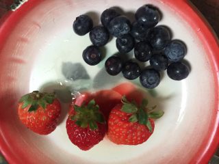 水果酸奶,准备好草莓和蓝莓。