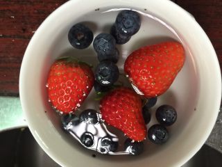 水果酸奶,草莓和蓝莓用盐水清洗干净。