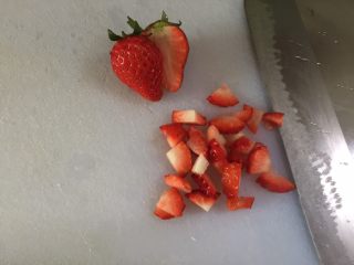水果酸奶,草莓一个切半，一个整粒，一个切丁。
