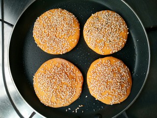 做饼+南瓜饼,将南瓜饼收口朝下放入锅中，加盖小火煎一下。