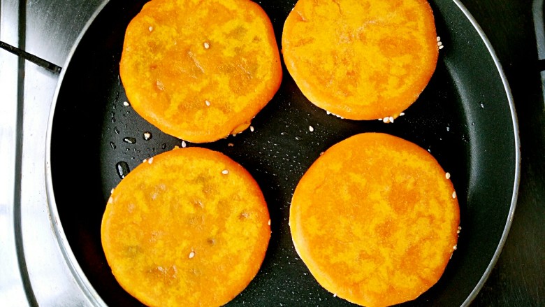 做饼+南瓜饼,煎至一面挺实后翻面，煎另一面。根据饼熟程度中途可以多翻面几次至全熟。