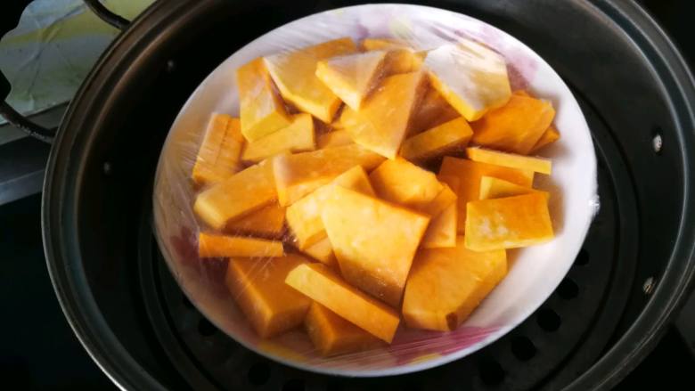 小黄鸡南瓜馒头,上锅蒸熟，为了避免有过多的水，可以盖保鲜膜或用大碗装南瓜，上面盖个盘子。