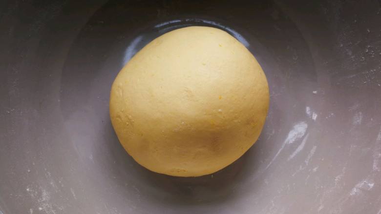 小黄鸡南瓜馒头,酵母水、面粉、南瓜泥混合揉成光滑的面团，要是很干加适量温水。盖保鲜膜醒发。