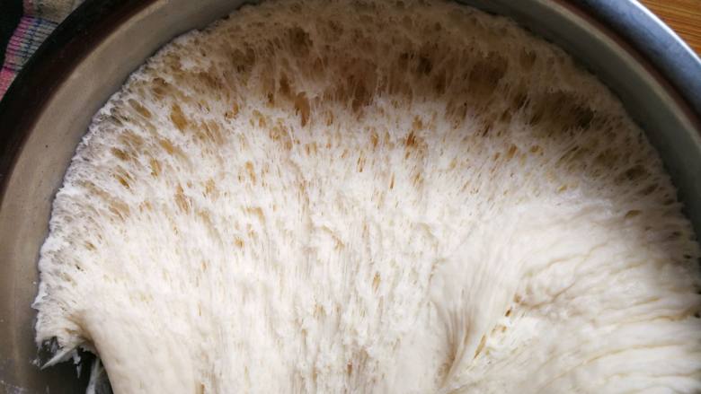 小黄鸡南瓜馒头,白色面团也发酵好了，发酵好的面团内部有明显孔洞。