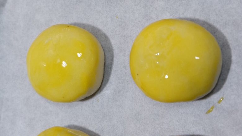 紫米老婆饼（不用醒面，不用揉出膜）,表面刷两遍蛋黄液