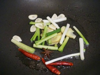 红烧带鱼🐠,坐热锅子，少许油，放入葱白姜片蒜片爆香。