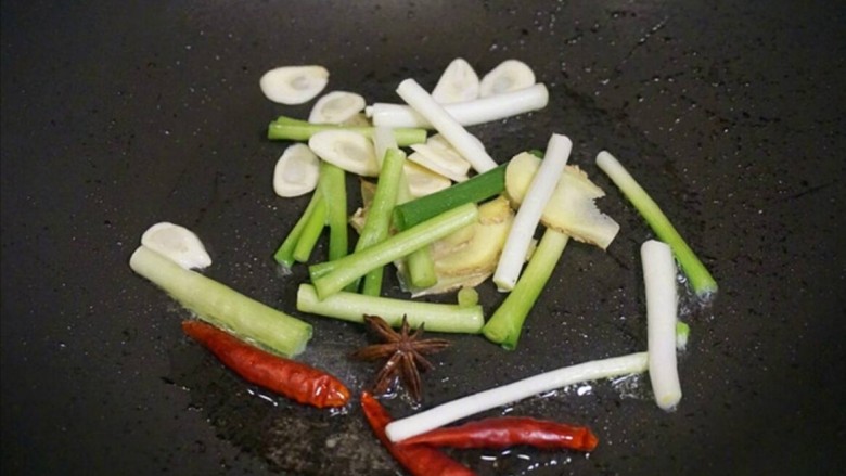 红烧带鱼🐠,坐热锅子，少许油，放入葱白姜片蒜片爆香。