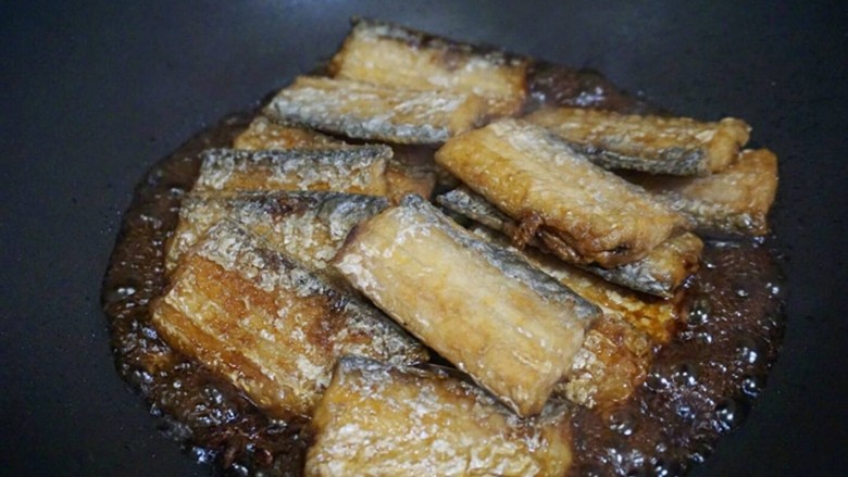 红烧带鱼🐠,放入带鱼段，倒入调味汁。