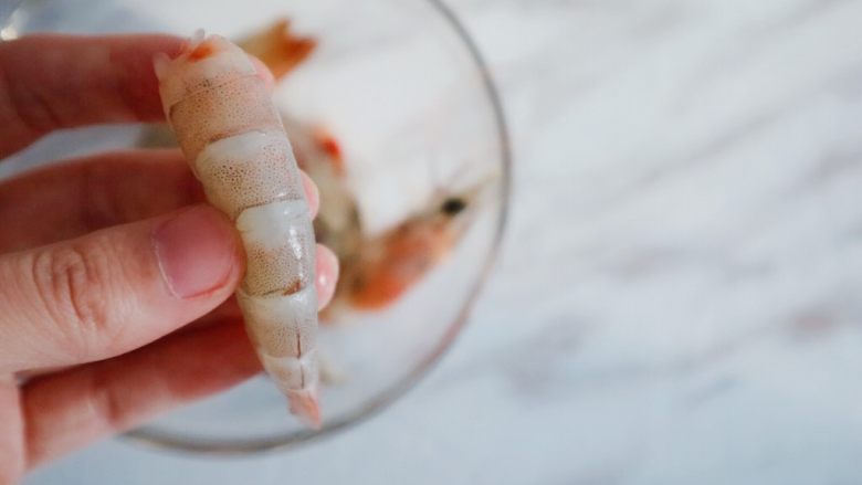 宝宝辅食之西兰花虾丸,背部虾线不明显，用牙签挑开里面会发现，挑出去即可