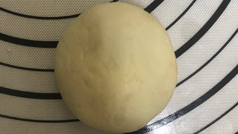 紫米老婆饼（不用醒面，不用揉出膜）,做好收口向下放入烤盘，用手掌轻轻的压扁一点