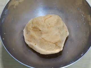 红薯芝麻脆饼,揉好的面团静置10分钟