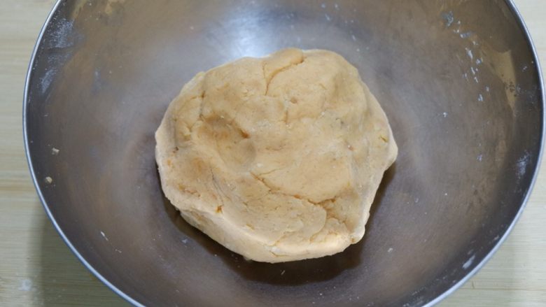 红薯芝麻脆饼,揉好的面团静置10分钟