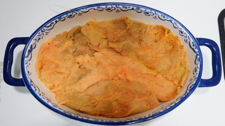 红薯芝麻脆饼,放入蒸锅蒸到软糯。取出压成泥备用。