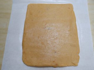 红薯芝麻脆饼,擀好之后，刷上蛋黄液
