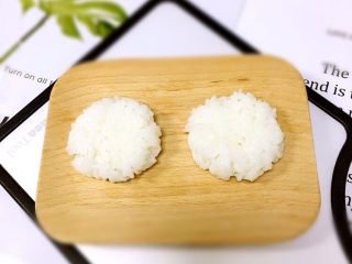 迷你汉堡🍔,米饭用保鲜膜包好做出汉堡胚子形状