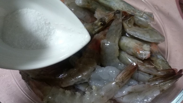 避风塘炒虾,加入一半盐，约2.5g盐