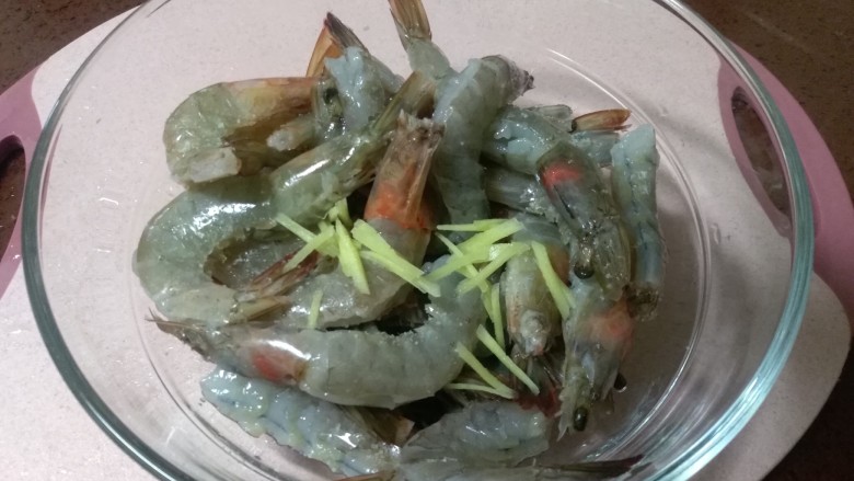 避风塘炒虾,一半姜切成丝，加入虾中抓匀，腌制15分钟以上