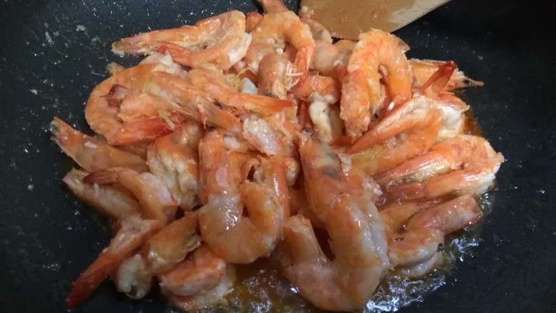 避风塘炒虾,放入腌制好的虾，进行煸炒，虾最好控一下水分