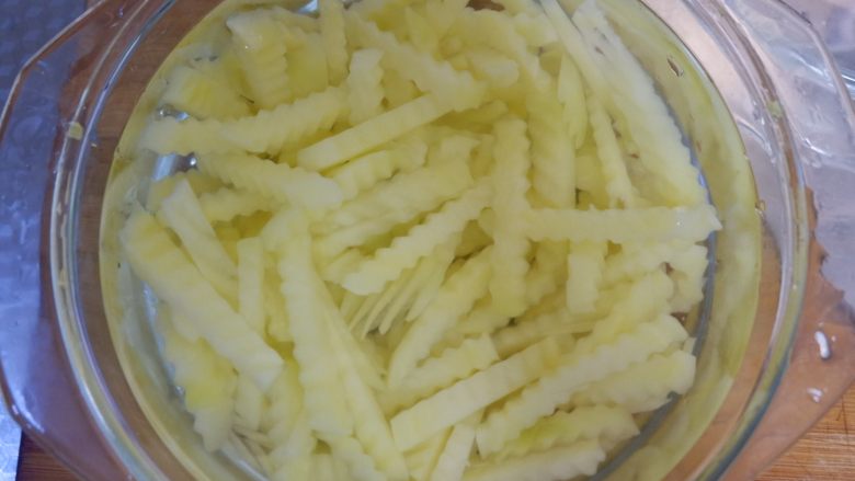 麻辣土豆条,烫好的土豆立刻放入冷水中泡至变凉