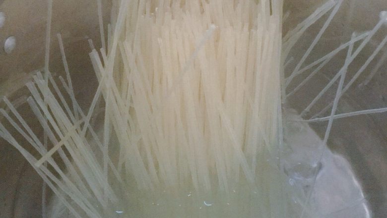 随便拌的肉燥桂林米粉,放入米粉，盖上锅盖，煮至筷子可以夹断的程度