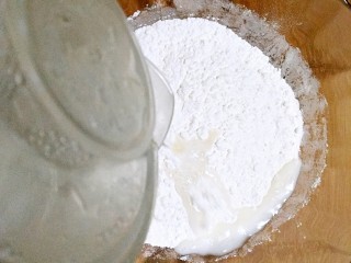做饼+手抓饼,在面粉中少量多次加入温水，用筷子搅拌成雪花状。