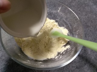奶香玉米饼,面粉中加入牛奶搅拌