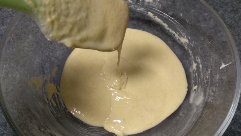奶香玉米饼,翻拌成可以流动性，但是滴落后的纹路不会马上消失，放入一边备用