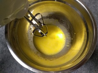 奶香玉米饼,另取一个打蛋盆，一个鸡蛋用打蛋器打散