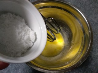 奶香玉米饼,滴两滴柠檬，按照做戚风的手法，分三次加入糖，打发一下全蛋液