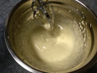 奶香玉米饼,打发到乳白色，提起滴落下来不会马上消失纹路就好，或者你想再继续多打几下也是可以的。